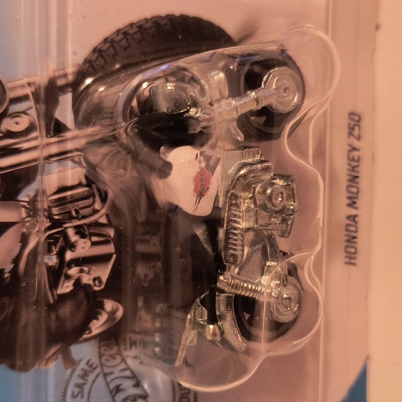 D2 Hot Wheels  Honda Monkey Z50 - Picture 2 of 3